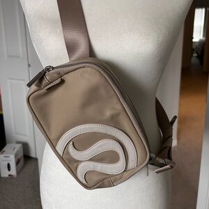 Lululemon Everywhere Belt Bag 1L